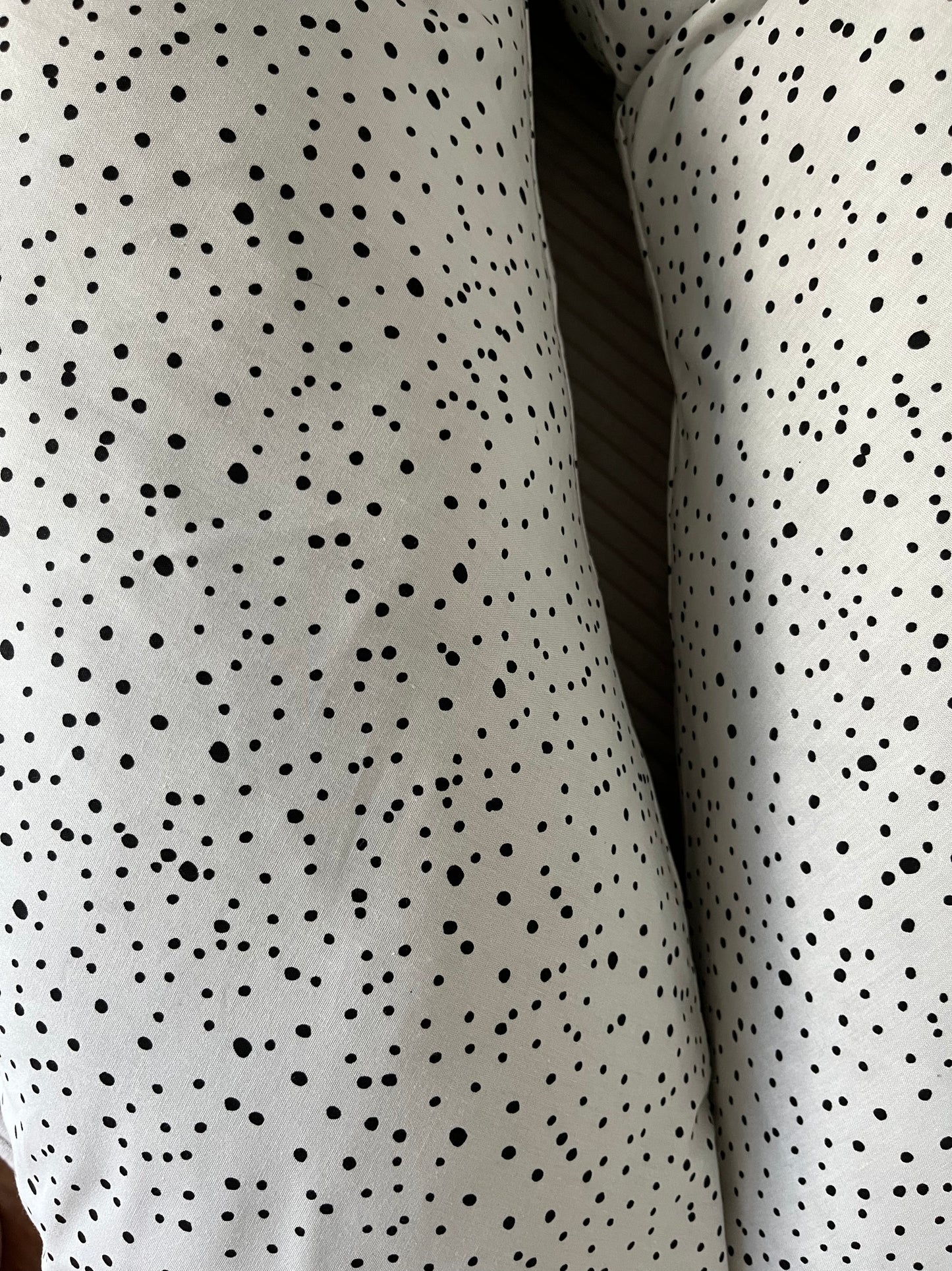 Zirben- Still- und Seitenschläferkissen weiß-schwarz dots